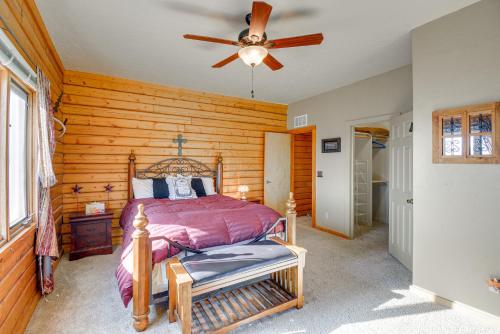 1 dormitorio con 1 cama y ventilador de techo en Prescott Vacation Rental with Deck and Mountain Views, en Prescott