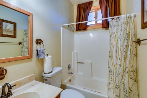 y baño con lavabo, aseo y ducha. en Prescott Vacation Rental with Deck and Mountain Views, en Prescott