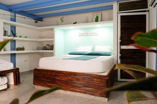 Santuario Beach Hostel في تييرا بومبا: غرفة نوم بسرير كبير في غرفة