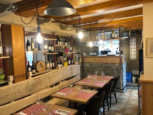 un ristorante con due tavoli con bicchieri da vino di Auberge du Graber a Dolleren