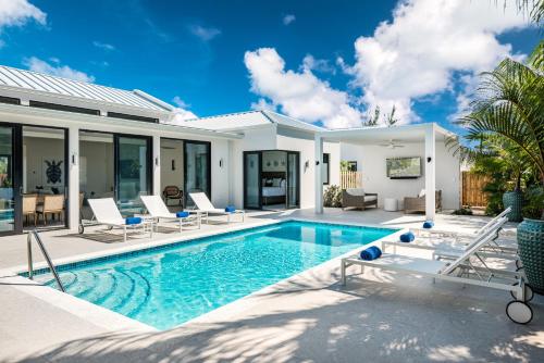 Bazen u ili blizu objekta Villa Seabatical