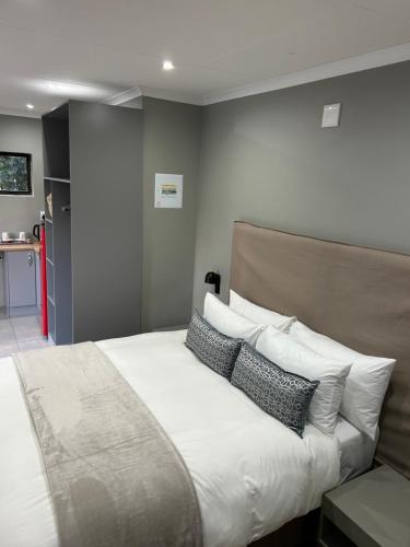 מיטה או מיטות בחדר ב-Hillsview, Roodepoort
