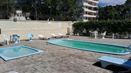 Teresópolis Apartamento no Alto游泳池或附近泳池