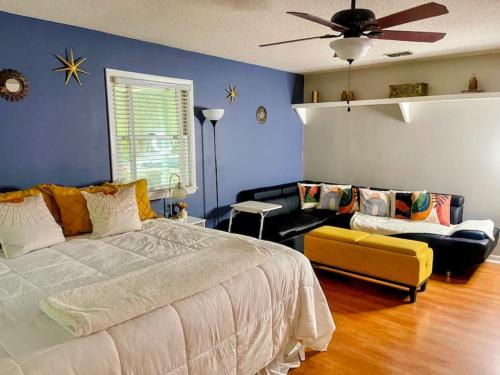 a bedroom with a large bed and a couch at Town and Country Getaway 3BR 3BA, 20 min FAMU FSU in Tallahassee
