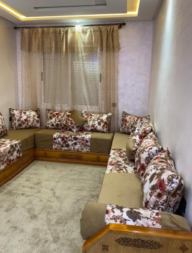 uma sala de estar com sofás em frente a uma janela em Casa Yakhlef em Chefchaouen