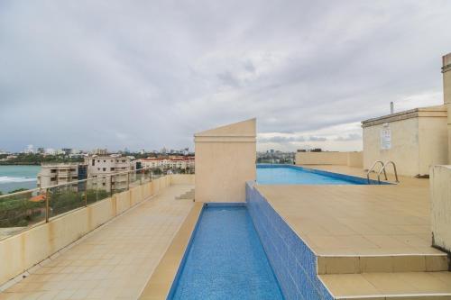 בריכת השחייה שנמצאת ב-Sea view 3 bedroom apartment או באזור