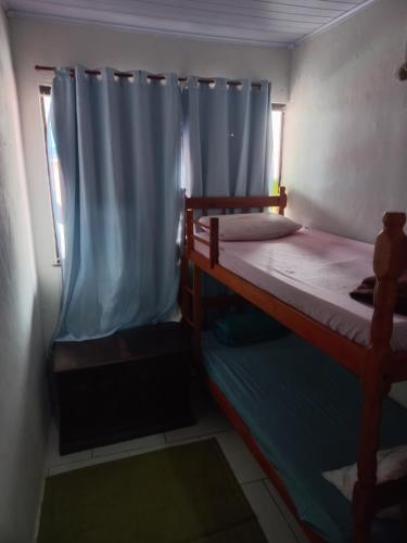 Cantinho da alegria tesisinde bir ranza yatağı veya ranza yatakları