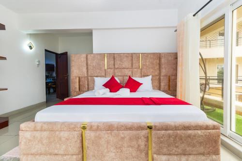um quarto com uma cama grande e almofadas vermelhas em Sea view 3 bedroom apartment em Mombasa