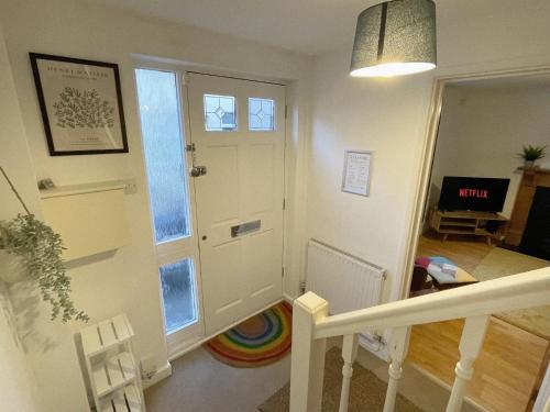 Habitación con escalera y puerta con ventana en 3 bed home in Cheltenham Town Centre with FREE PARKING for 1 car en Cheltenham