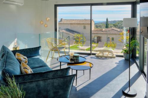 un salon avec un canapé et une table dans l'établissement IMMOGROOM - Superbe villa - Piscine - Vue mer - Parking - Clim, à Vallauris