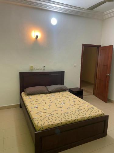 ein Schlafzimmer mit einem Bett in einem Zimmer in der Unterkunft VILLA PAISIBLE in Golo-Tokpa