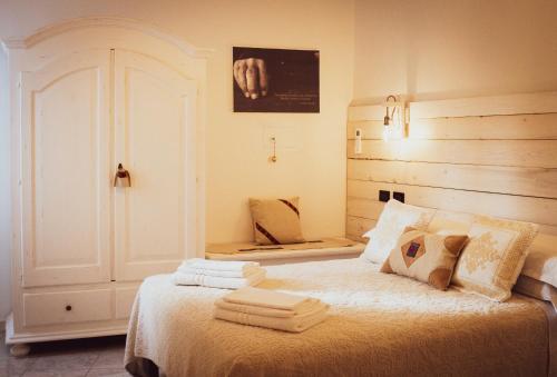 Giường trong phòng chung tại Domo de Ciu Nenneddu