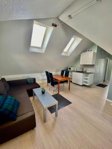uma sala de estar com um sofá e uma mesa em Renewed Loft close to the city center em Stavanger