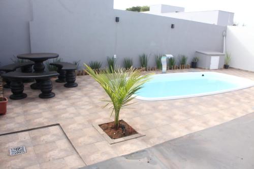 una piscina con una palma in un cortile di Casa Vidotto a Olímpia