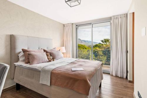 Villa Verde - 3-Bedroom Villa With Pool and Mountain View