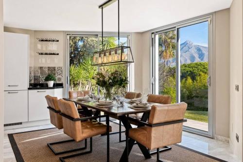 Villa Verde - 3-Bedroom Villa With Pool and Mountain View
