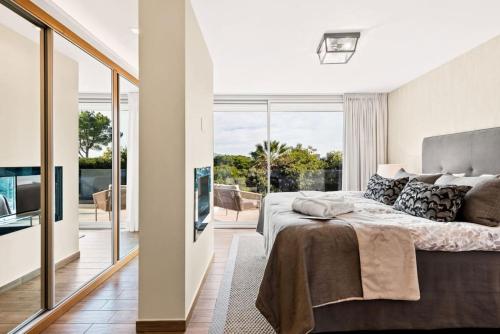 Villa Verde - 3-Bedroom Villa With Pool and Mountain View