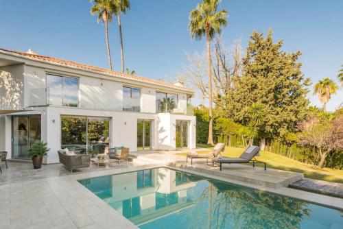 Villa Verde - 3-Bedroom Villa With Pool and Mountain View