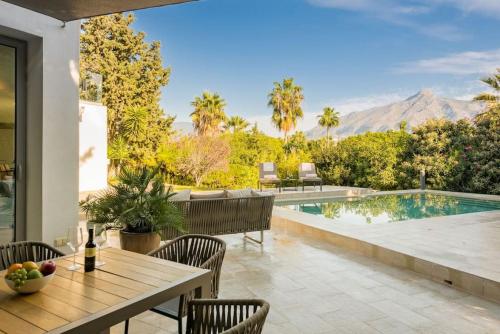 Villa Verde - 3-Bedroom Villa With Pool and Mountain View