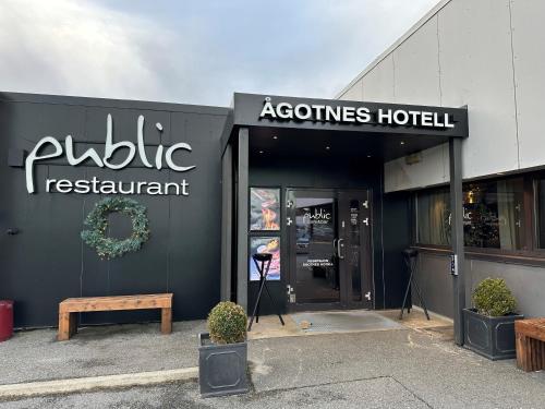 ÅgotnesにあるÅgotnes Hotell & Motellの店外ベンチ付きの建物