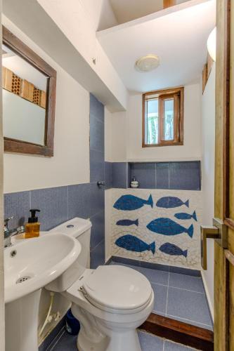 a bathroom with a toilet and a sink at Casa Caracola in Tubará