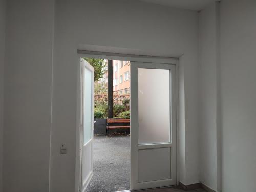 Apartament Karina في بايا ماري: باب مفتوح يؤدي إلى غرفة مع باب مفتوح