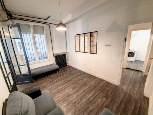 - un salon avec un canapé et du parquet dans l'établissement Vincennes superbe appartement en rdc, à Vincennes