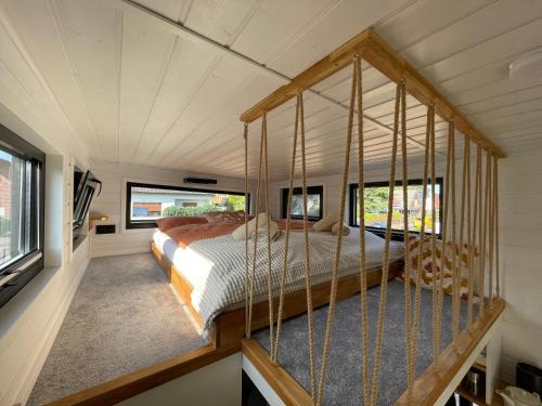 ein Schlafzimmer in einem Haus mit einem Bett in der Unterkunft Tinyhaus Marie von Tinyhaus Steinhude in Steinhude