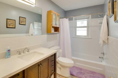 uma casa de banho com um lavatório, um WC e um chuveiro em Harrisonburg Family Home with Deck, 4 Mi to Downtown em Harrisonburg
