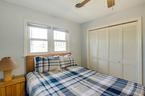 Schlafzimmer mit einem Bett und einem Fenster in der Unterkunft Harrisonburg Family Home with Deck, 4 Mi to Downtown in Harrisonburg
