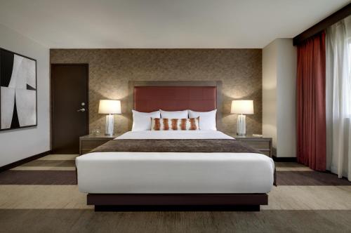Habitación de hotel con 1 cama grande y 2 lámparas en Santa Fe Station Hotel & Casino en Las Vegas