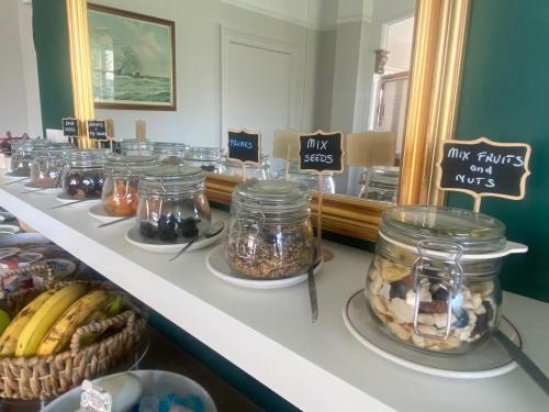 un buffet con tarros de frutos secos y otros alimentos en Marlborough Hotel en Shanklin