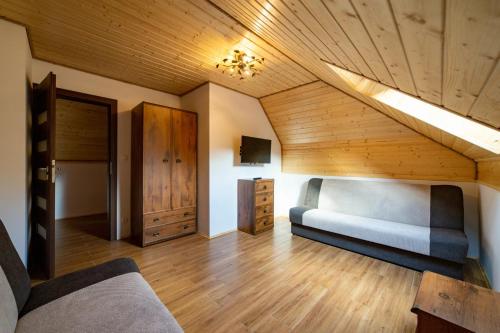 1 dormitorio con cama y techo de madera en Nad Wilczym Potokiem, en Baligród