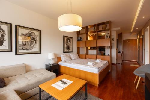 貝爾格勒的住宿－新城國際公寓式酒店，客厅配有床和沙发