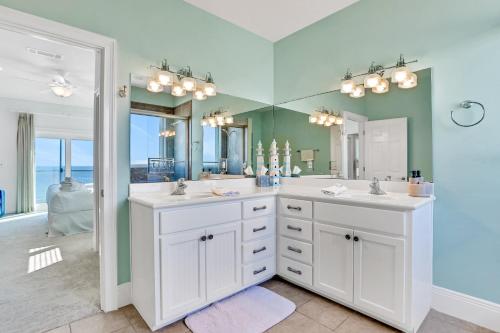 uma casa de banho com 2 lavatórios e um espelho em Valhalla em St. George Island