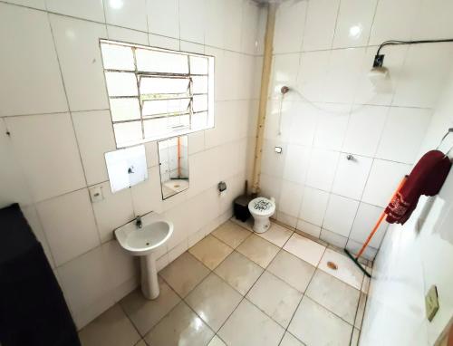 Baño pequeño con aseo y lavamanos en Sétimo Hostel 7 en São Paulo