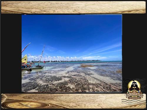 a tv screen with a picture of the ocean at Pousada Piratas Di San Rocco in Maceió