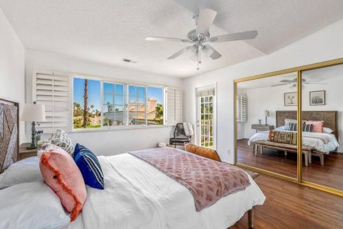棕櫚荒漠的住宿－Amazing 2bd 2ba Palm Desert Oasis，一间卧室配有一张床和吊扇