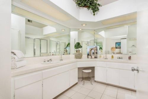 a bathroom with two sinks and a large mirror at BEAUTIFUL Palm Desert OASIS 2bd 2ba GETAWAY in Palm Desert