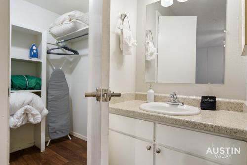 a bathroom with a sink and a mirror at 1st Floor Apt Hyde Park Bathtub and Free Parking in Austin