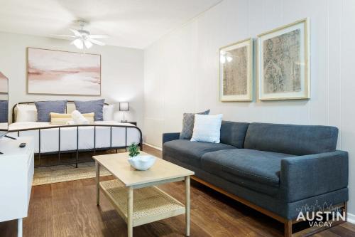 een woonkamer met een bank en een bed bij 1st Floor Apt Hyde Park Bathtub and Free Parking in Austin