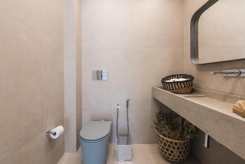 a bathroom with a toilet and a sink at Pousada Maria Flor in Fernando de Noronha