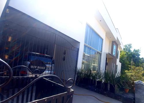 a building with a sign that reads off road at Pousada Flor de Lis Homestay in Volta Redonda