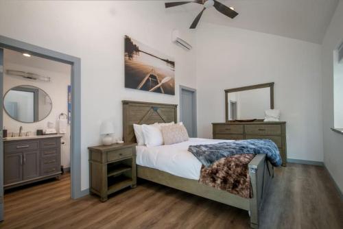 Ένα ή περισσότερα κρεβάτια σε δωμάτιο στο Entire Villa in Sierra Mountains