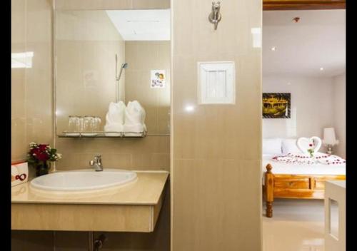 Bathroom sa Patong Dynasty Royal Hotel