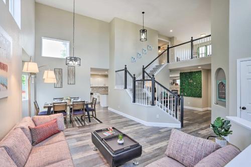 Χώρος καθιστικού στο Spacious Parkview Home Near Denver with Game Room