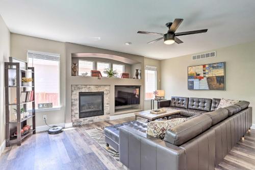Χώρος καθιστικού στο Spacious Parkview Home Near Denver with Game Room