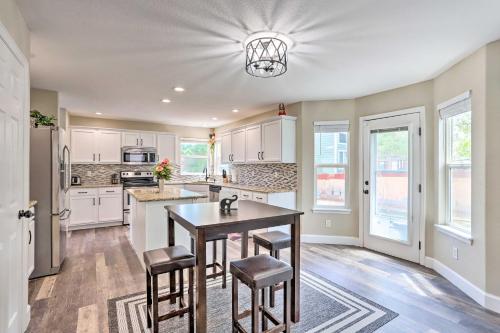 Η κουζίνα ή μικρή κουζίνα στο Spacious Parkview Home Near Denver with Game Room