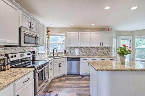 Η κουζίνα ή μικρή κουζίνα στο Spacious Parkview Home Near Denver with Game Room