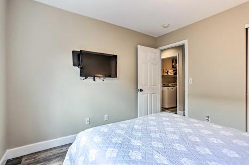 Μια τηλεόραση ή/και κέντρο ψυχαγωγίας στο Spacious Parkview Home Near Denver with Game Room